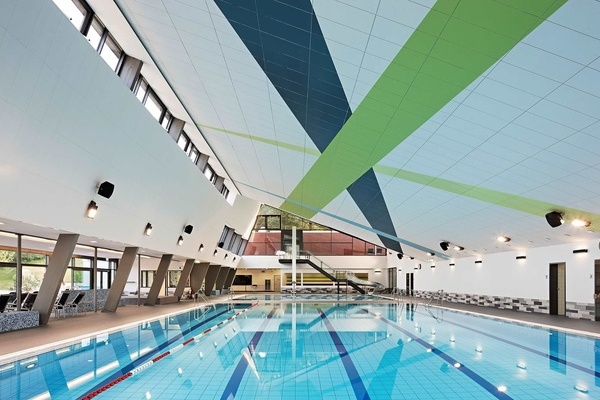 Schwimmerbecken im Hallenbad des MACH' BLAU SPort & Familienbades in Denzlingen