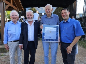 Robert Reichinger (2.v.r.) erhielt für seinen außerordentliches ehrenamtliches Engagement den Denzlinger Bürgerpreis 2025. An seiner Seite: (v.l.) Laudator Prof. Dr. Dieter Geuenich, Fausto Risini (Bürgermeister der ital. Partnergemeinde Città della Pieve), und (r.) Bürgermeister Markus Hollemann. Foto: Gemeinde Denzlingen. Robert Reichinger (2.v.r.) erhielt für seinen außerordentliches ehrenamtliches Engagement den Denzlinger Bürgerpreis 2025. An seiner Seite: (v.l.) Laudator Prof. Dr. Dieter Geuenich, Fausto Risini (Bürgermeister der ital. Partnergemeinde Città della Pieve), und (r.) Bürgermeister Markus Hollemann. Foto: Gemeinde Denzlingen.
