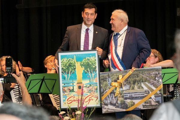 Bürgermeister Markus Hollemann und Bürgermeister Philippe Barthélemy: Ein Zeichen deutsch-französicher Freundschaft (Foto: Wolfgang Heinzmann)