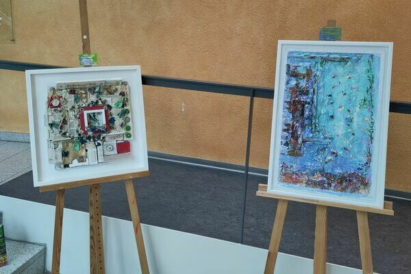 v. l. n. r: "Wandbegrünung", 2024, Assemblage & "Schöne traurige Unterwasserwelt", 2024, Acryl / Mixed Media, Elv. A. Sträuber v. l. n. r: "Wandbegrünung", 2024, Assemblage & "Schöne traurige Unterwasserwelt", 2024, Acryl / Mixed Media, Elv. A. Sträuber