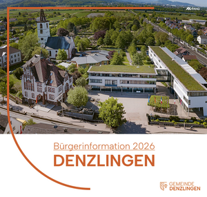 Cover der B�rgerinfobrosch�re Denzlingen 2026 - Luftausfnahme des Rathauses, organgene Schrift auf wei�em Untergrund