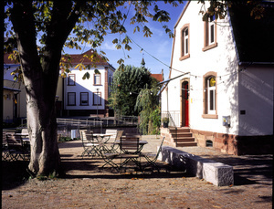 Der Garten vor dem Eine-Welt-Laden, Inselhaus auf der Glotterinsel