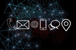 Kontaktsymbole mit Kopfhörer, Brief, whatsapp, Handy, sms in weißer Strichzeichnung auf schwarzem Hintergrund