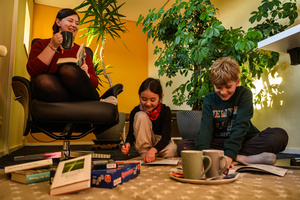 Familie spielt im warmen Wohnzimmer