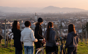 Jugendliche schauen ber Denzlingen