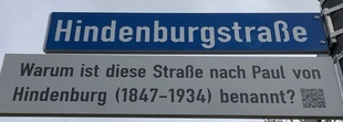 Straßenschild "Hindenburgstraße" mit Zusatzschild und QR-Code