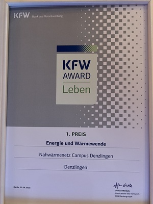 Urkunde KfW Award Leben: 1. Preis für das Nahwärmenetz Campus Denzlingen mit Logo KfW Award auf grau weißem Hintergrund, Foto Melanie Lackner, Gemeinde Denzlingen Urkunde KfW Award Leben: 1. Preis für das Nahwärmenetz Campus Denzlingen mit Logo KfW Award auf grau weißem Hintergrund, Foto Melanie Lackner, Gemeinde Denzlingen