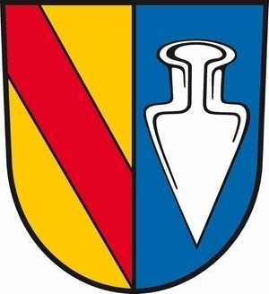 Denzlinger Wappen (In gespaltenem Schild vorn in Gold ein roter Schrägbalken, hinten in Blau eine silberne Pflugschar.)