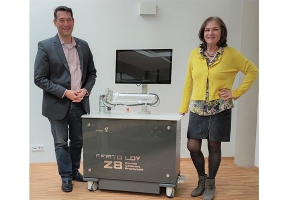 Foto:  v.r.n.l. Irene Sturm, Geschäftsführerin; Markus Hollemann, Bürgermeister, dazwischen steht ein High-Tech Laser und Diagnostikgerät
