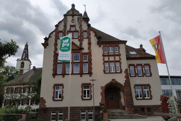 Altes Rathaus Denzlingen mit Flaggen von Mayors for Peace und Denzlingen - Foto: Gemeinde Denzlingen
