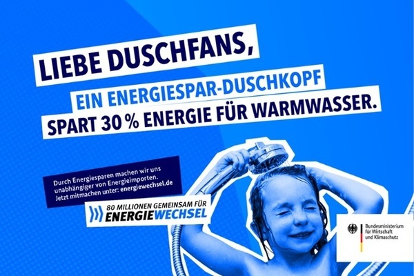 Duschendes Kind mit Hinweisen zum Energiesparen fr Duschfans (Foto:  BMWK)