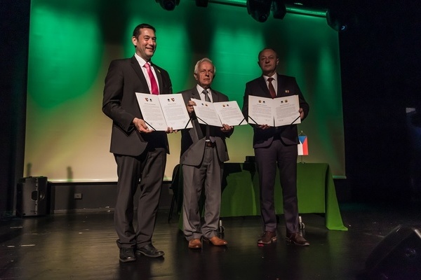 vl.l.n.r.: Die Brgermeister Markus Hollemann (Denzlingen), Kazimierz Janczuk( Konstancin-Jeziorna) und Jiri Kudlacek (Hranice)