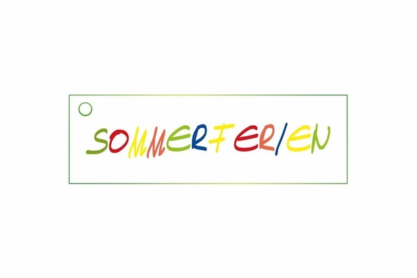 Schild mit der Aufschrift "Sommerferien" in bunten Buchstaben