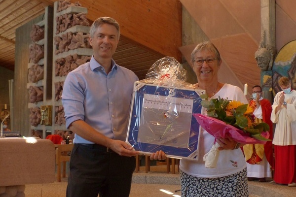 Bei der Verleihung des Denzlinger B&uuml;rgerpreises 2022 in der Kirche St. Jakobus, B&uuml;rgermeisterstellvertreter Thomas Pantel und Sonja Reichert