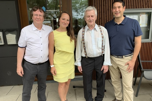 Gruppenfoto Sommerhof Quartierstreff mit 4 Personen, Rainer Kopfmann, Sarah Deißler, Wilfried Kuhn, Bürgermeister Markus Hollemann; Gemeinde Denzlingen 