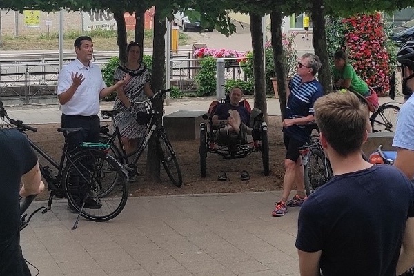 Brgermeister Markus Hollemann und Interessierte mit dem Fahrrad