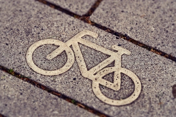 Ein abgebildetes Fahrrad auf einer Stra&szlig;e 