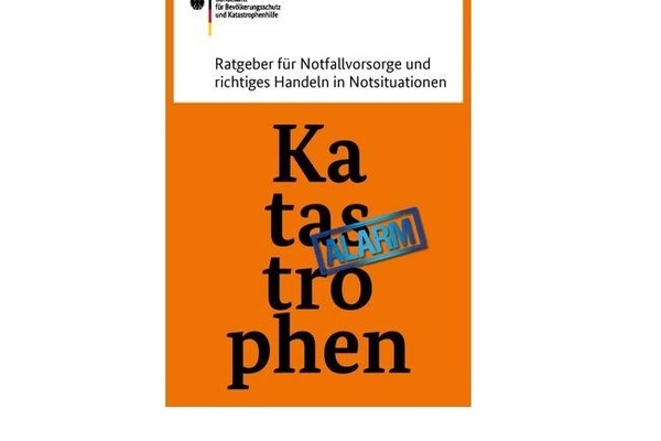 Deckblatt Notfallbroschre mit der Aufschrift "Katastrophen" auf orangem Hintergrund