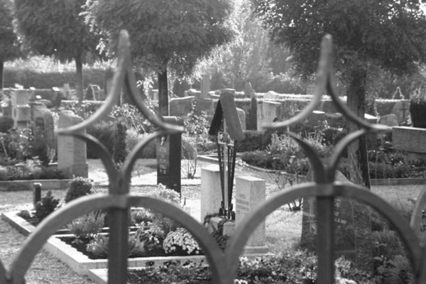 Gr&auml;ber auf dem Friedhof Denzlingen (Aufnahme schwarz-wei&szlig;)