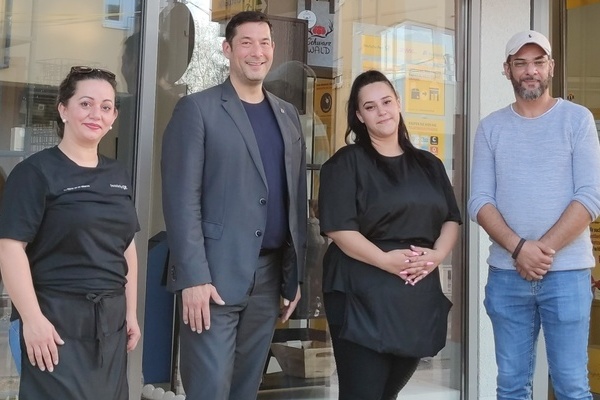 Foto von der Postfiliale; v.l.n.r. Sabina Kruezi, Bürgermeister Markus Hollemann, Jennifer el Gaz, Zeajdin Kruezi