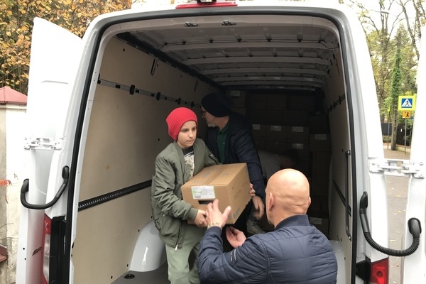 Ein Junge bei der Spenden&uuml;bergabe. 