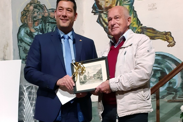 B&uuml;rgermeister Markus Hollemann mit Jubilar Dieter Ohmberger