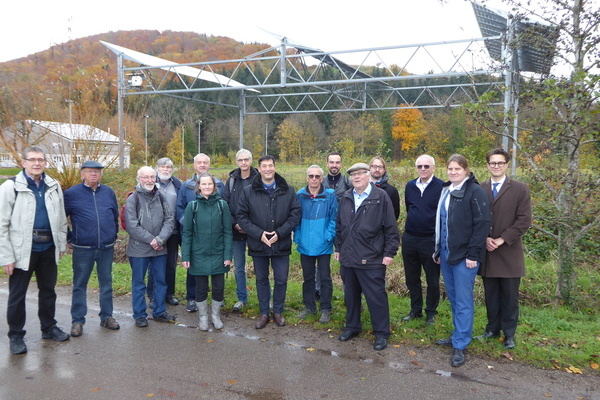 Mitglieder des Bundesverband WindEnergie vor der Agri-Photovoltaikanlage in Denzlingen mit Brgermeister Markus Hollemann in der Mitte