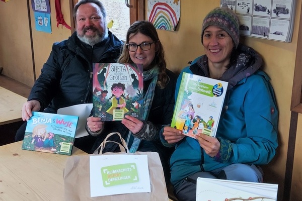 &Uuml;bergabe der Buchspende an den Natur- und Hofkindergarten Lerchenkinder Denzlingen am 29.11.2022