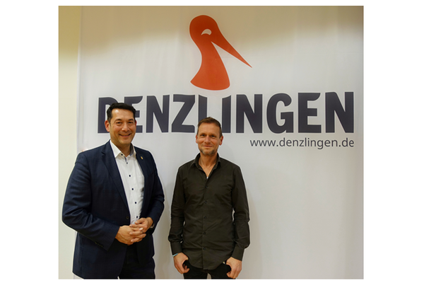 Neuer Betriebsführer des Kultur & Bürgerhauses Denzlingen; Bürgermeister Markus Hollemann (links) und Martin Wolfstädter (rechts)