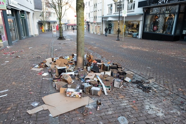 Abfall Silvesterfeuerwerk auf Gehweg neben einem Baum