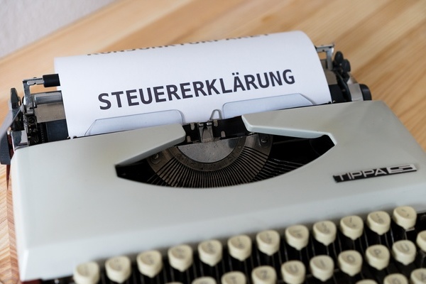 graue Schreibmaschine mit eingespanntem Formular "Steuererkl&auml;rung"