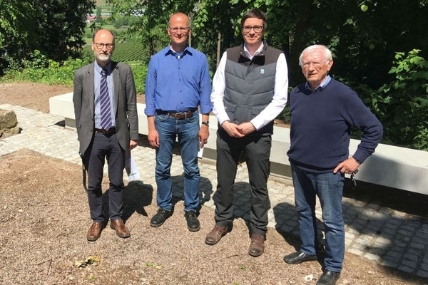 Foto: Gemeinde Denzlingen v.l.n.r.: Prof. Sebastian Brather, Andreas Haasis-Berner (Landesdenkmalamt), Verbandsbaumeister Carsten M&uuml;ller, Prof. Dr. Dieter Geuenich
