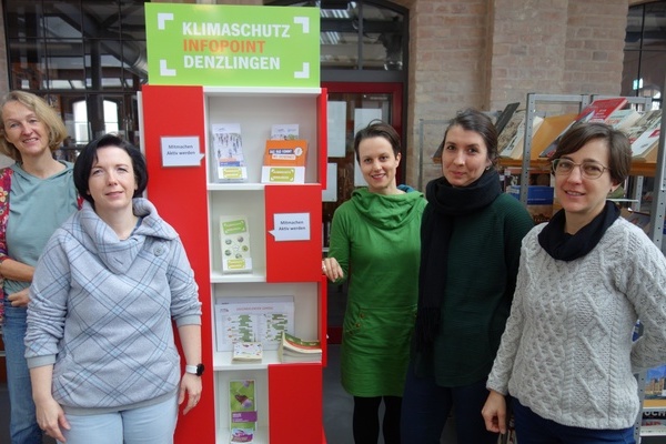 v.l.n.r. Katja Holstein-Gußmann (Leiterin Mediathek), Manuela Wucherer (Klimaschutzbeirat), Lena Hartmann-Kist (Klimaschutzkoordinatorin Gemeinde Denzlingen), Pia Scholz (Klimaschutzbeirat), Juliana Rossin Grötsch (Mediathek) stehend vor dem Infopoint