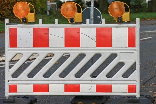 Absperrelement rot-wei&szlig; f&uuml;r Stra&szlig;ensperrung