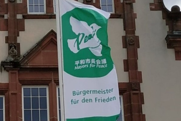 Eine grne Flagge mit der Aufschrift "Brgermeister fr den Frieden"