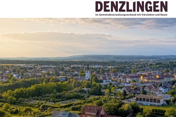 Titelblatt der Denzlinger Informationsbroschre: Luftaufnahme des Ortes mit Denzlinger Logo