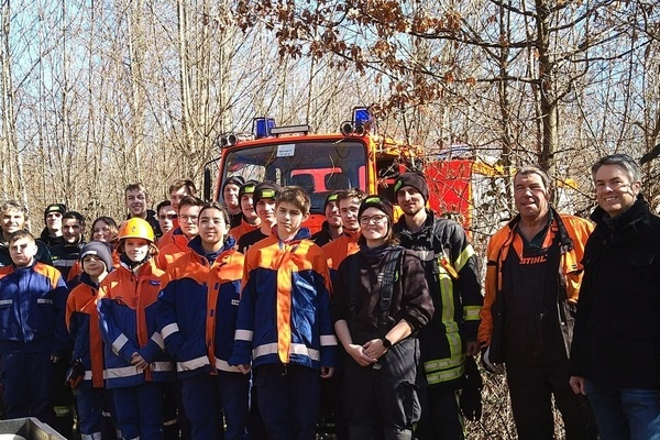 Foto: Jugendfeuerwehr Denzlingen e.V.: Jugendfeuerwehr Denzlingen mit Frster Bernd Nold (l.), stellv. Brgermeister Thomas Pantel (r.), Bauhofmitarbeiter Wernher Grnling (2.v.r.), Jugendgruppenleiterin Lisa Gollent (4.v.r.) und Jugendwart Marco Barnick 