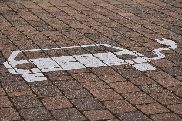 Ein Auto mit Kreide auf die Stra&szlig;e gemahlt 