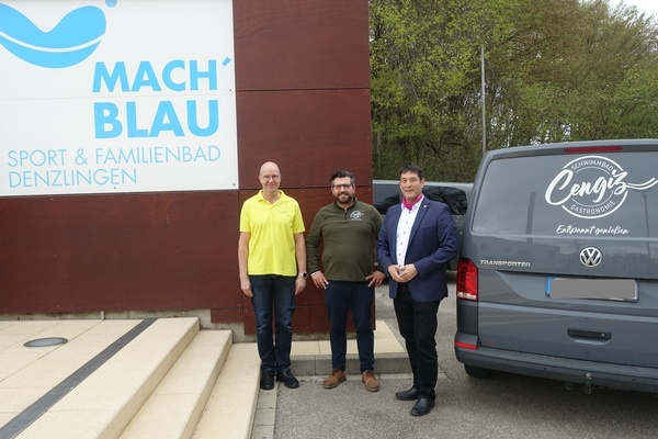 Foto: Gemeinde Denzlingen, v.l.n.r. Marcus Kleint, Betriebsleiter Sport & Familienbad MACH� BLAU, Bora Cengiz, Gesch&auml;ftsf&uuml;hrer Cengiz Schwimmbadgastronomie, B&uuml;rgermeister Markus Hollemann