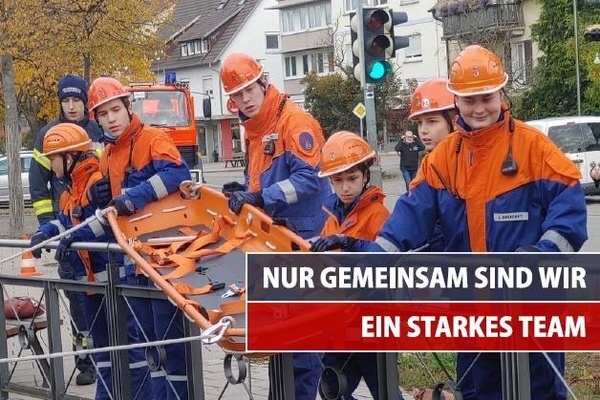 Mehrere Mitglieder der Jugendfeuerwehr in Uniform in Aktion am Gel&auml;nder der Glotter
