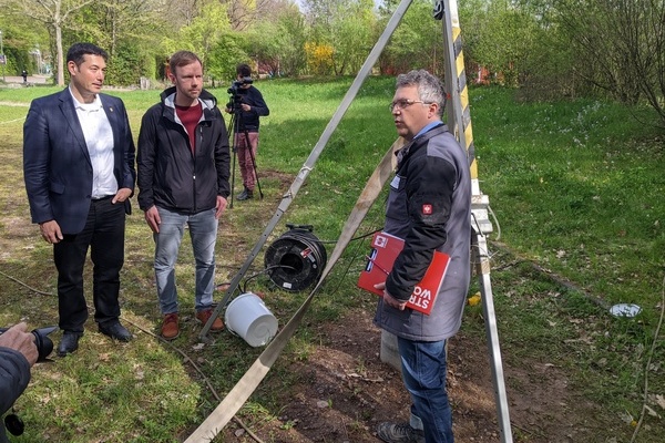 B&uuml;rgermeister Markus Hollemann, Pressevertreter und David Kunz von Geo Alto bei Probebohrungsstelle im Stadtpark