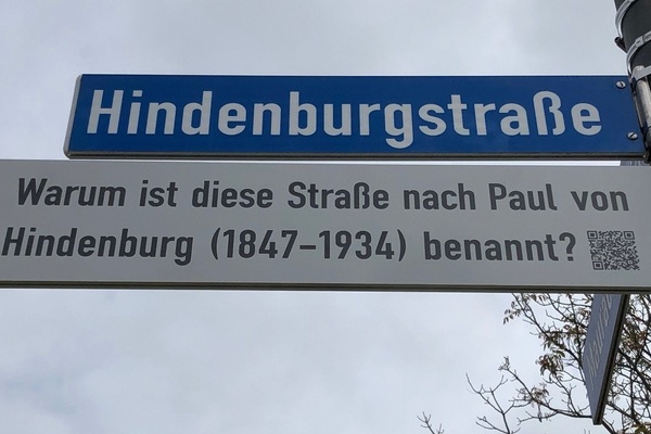 Straßenschild "Hindenburgstraße" mit Zusatzschild und QR-Code
