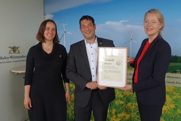 Umweltministerin Thekla Walker, MdL (rechts) &uuml;berreicht im Umweltministerium in Stuttgart die Siegerurkunde des Landeswettbewerbs �Auf dem Weg zur Klimaneutralit&auml;t� f&uuml;r Vorreiter-Kommunen aus Baden-W&uuml;rttemberg an den Denzlinger B&uuml;rgermeister Markus Hollem