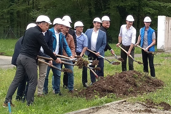 Ortsvorsteher und und Geschftsleute beim Spatenstich fr die neue Halle des Wasserversorgungsverbands Mauracher Berg