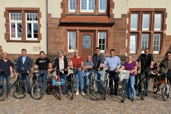 Gemeindertinnen, Gemeinderte und Brgermeister mit dem Fahrrad 