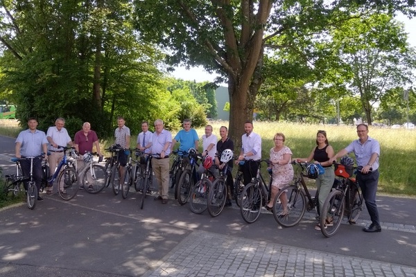 Landratsamt Emmendingen. Vorstellung des STADTRADELN 2023 in Emmendingen: (vlnr) M. Hollemann, H. Weis, P. Hässler, L. Brügner, Landrat H. Hurth, PETR-Vizepräsident C. Schaller, K.Hämmerle, R.Kretschmer, D.Schwörer, M. Schmieder, L. Schillinger, D. Kietz