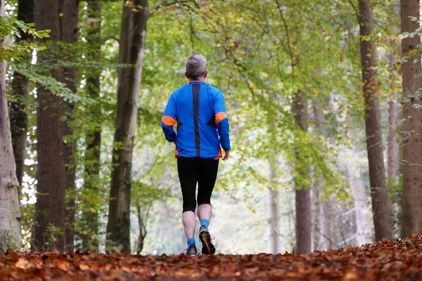 Eie Person läuft im Wald