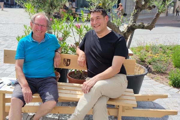 Foto v.l.n.r. Willi Kieninger mit Brgermeister Markus Hollemann sitzen auf dem Schwtzbnkle