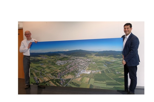 Herr Dirr (Medienhaus Denzlingen) und B&uuml;rgermeister Markus Hollemann