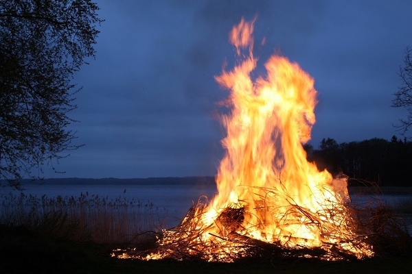 Brennender Reisighaufen bei Nacht